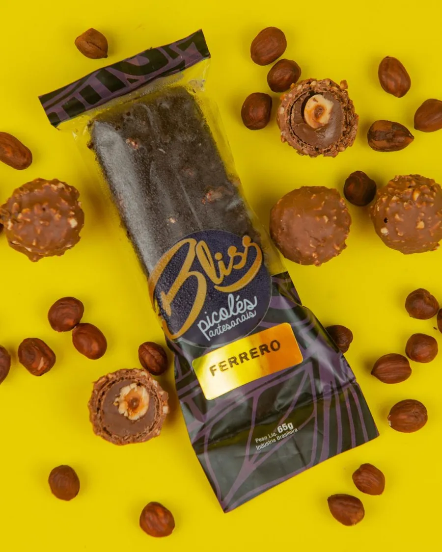 Picolé Bliss da linha especial com avelãs e bombons