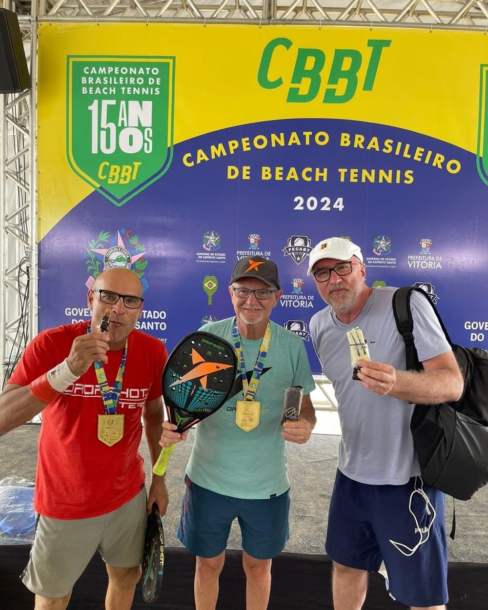 Três atletas medalhistas do Campeonato Brasileiro de Beach Tennis segurando picolés Bliss